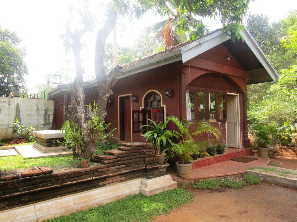 Hotel Shalini Anuradhapura Exterior foto