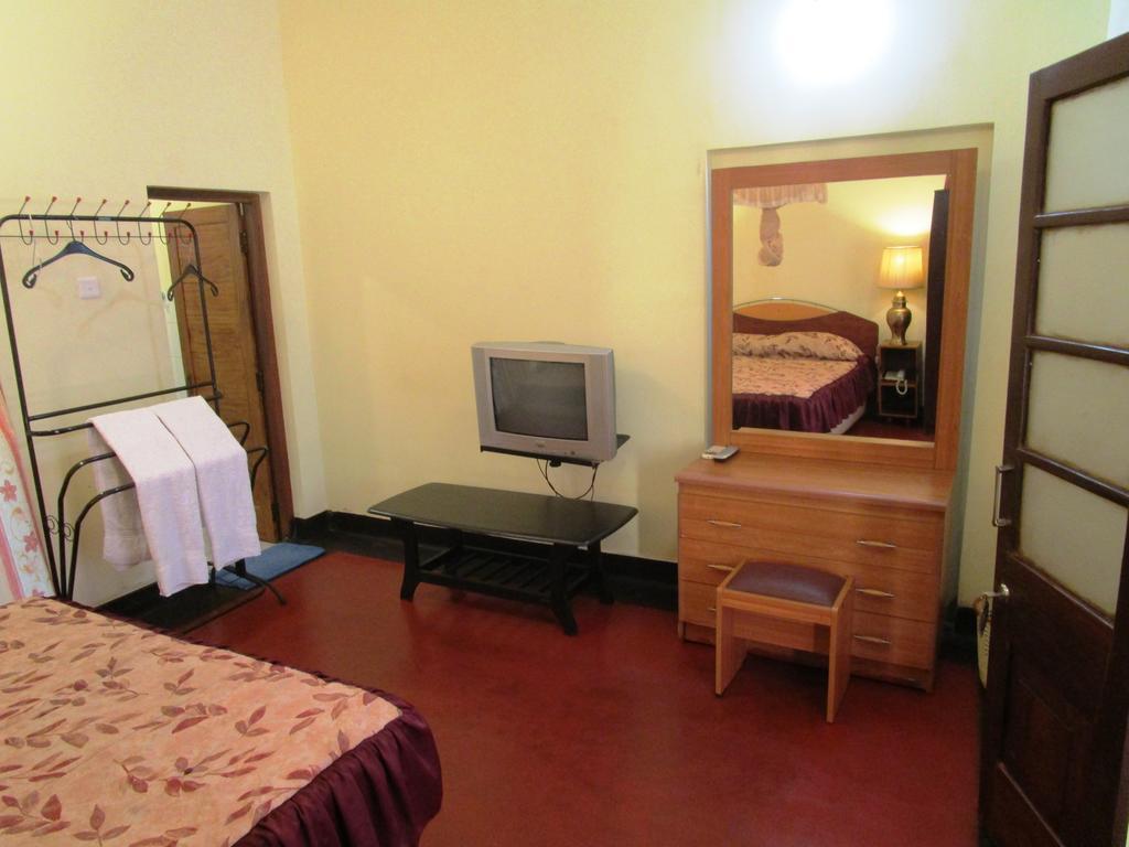 Hotel Shalini Anuradhapura Habitación foto