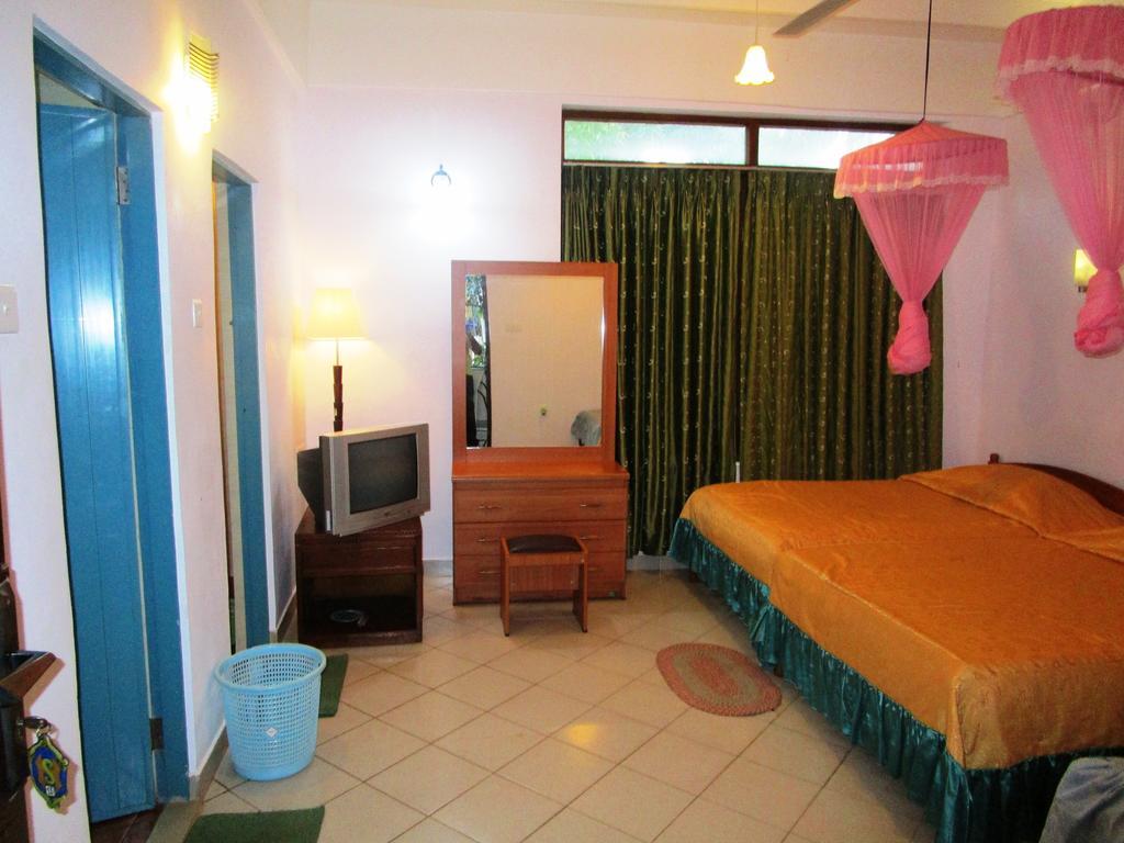 Hotel Shalini Anuradhapura Habitación foto
